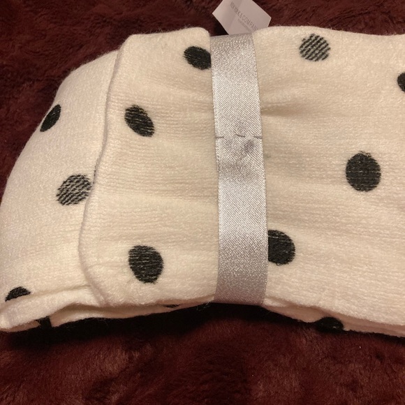 NY&CO beautiful 3pc women polka dot scarf, winter white hat, and gloves gift set - Picture 4 of 4